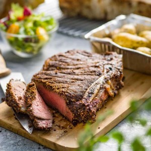 Côte à l’os au poivre et aux épices, pommes de terre grenaille