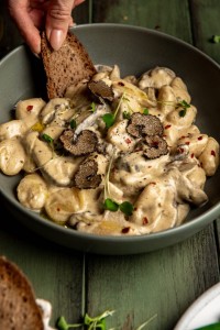 Gnocchi crémeux végétaliens à la truffe noire