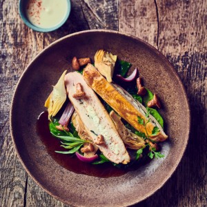 SUPRÊME DE VOLAILLE FETA ET HERBETTES, COULIS ARTICHAUTS