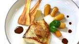 Filet de turbot, racines de cerfeuils glacées à l’orange, fine purée et chips de panais, jus de rôti.