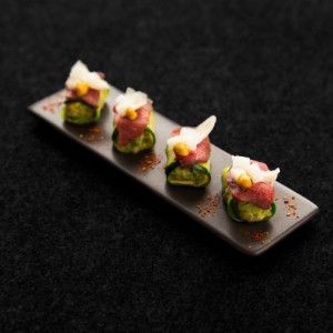 Bouch&eacute;es de carpaccio de b&oelig;uf et copeaux de parmesan sur lit de courgettes moutard&eacute;es Maille