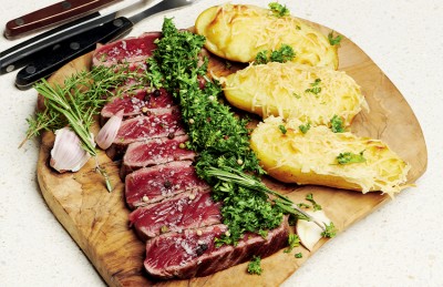 Entrecôte grillée accompagnée de sa pomme de terre macaire et chimichurri maison