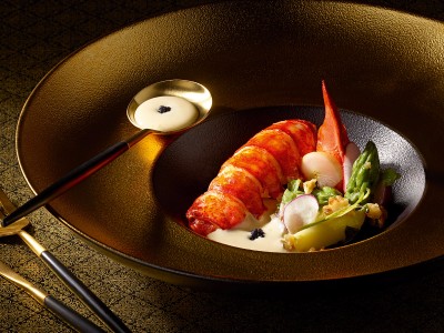 Homard cuit sur carapace, crème bio en sabayon et caviar Oscietre, radis multicolores